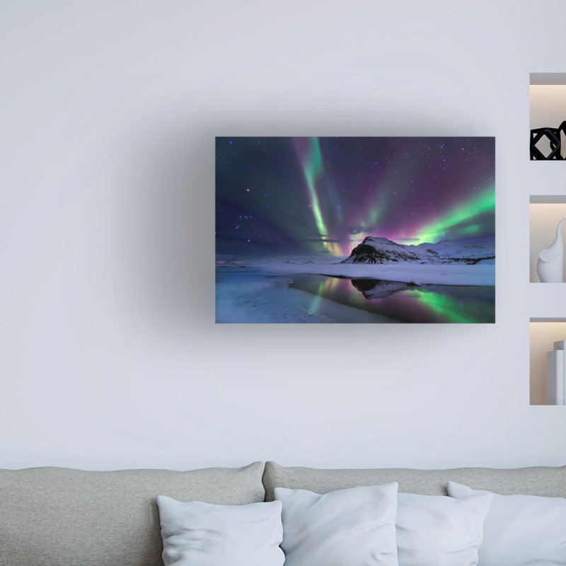 «Northern Lights Reflection» par Andrea Auf dem - reproduction de photo sur toile tendue, H 30 po x l 47 po x P 2 po