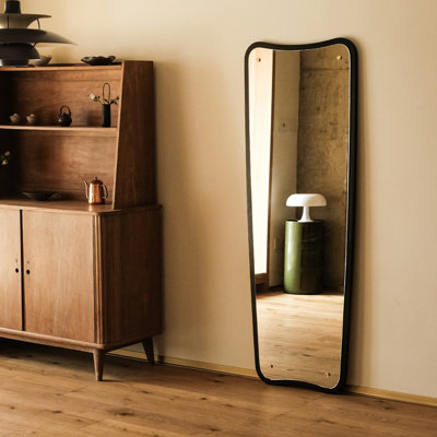 Miroirs pleine grandeur en bois massif de forme libre