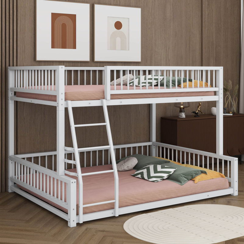 Lit double superposé au-dessus de grand lit en métal, structure de lit superposé au sol avec échelle et garde-corps de sécurité, aucun sommier nécessaire