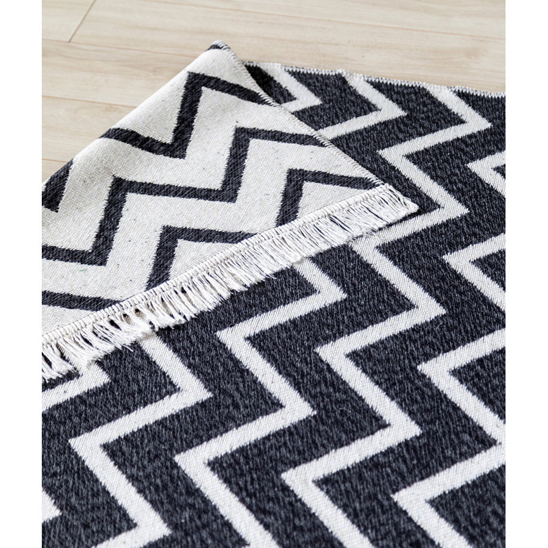 Tapis à chevrons en coton tissé à plat à la main en blanc / noir Catoosa, Rectangle 2 pi 7 po x 4 pi 11 po