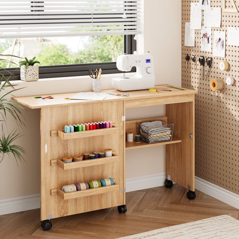  Table de couture pliante avec roulettes, station de bricolage polyvalente 47 pouces avec tablettes de rangement, bureau de travail compact pour bureau à domicile et studio, brun rustique