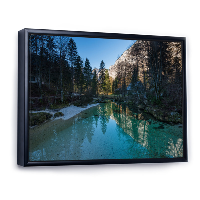 «Turquoise Water Grounded By Trees», reproduction sur toile flottante, H 30 po x l 40 po x P 1,5 po, Cadre noir