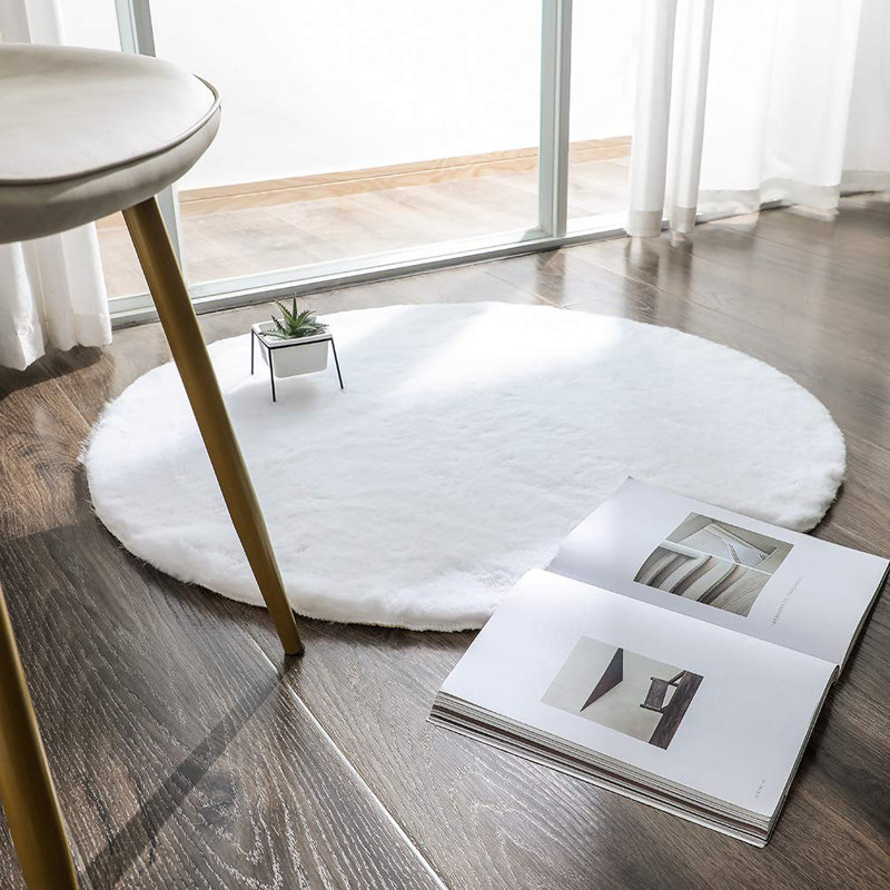 Tapis rond en fausse fourrure blanche à poils longs tissé à la machine Camela, Rond 4 pi 11 po