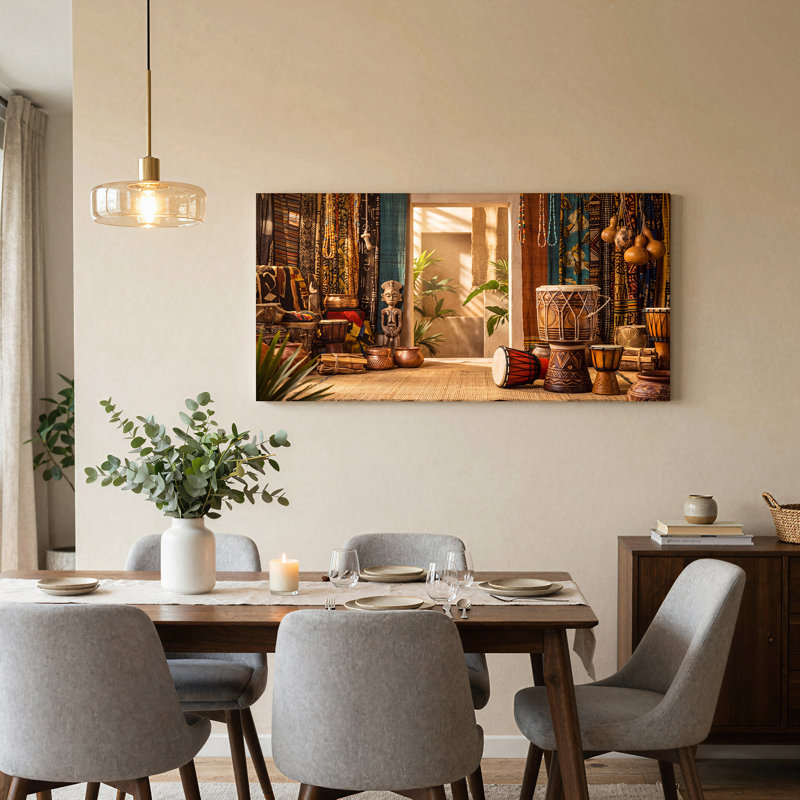 Tambour africain et statue en bois dans une cour ensoleillée, art mural sur toile 47 x 24 x 1,5 po