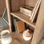 Brun avec trois tablettes réglables horizontales pour le bureau à domicile, esthétique chic décontractée, instructions de montage claires, tablettes de bureau et d'étude, bois d'ingénierie, gestion des câbles