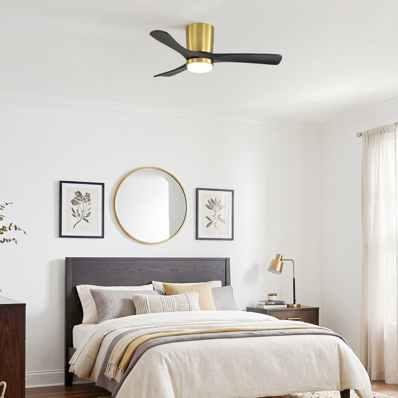 Ventilateur de plafond Kemp de 42 po à montage encastré, 3 pales en bois massif, éclairage DEL, télécommande silencieuse, or et noir