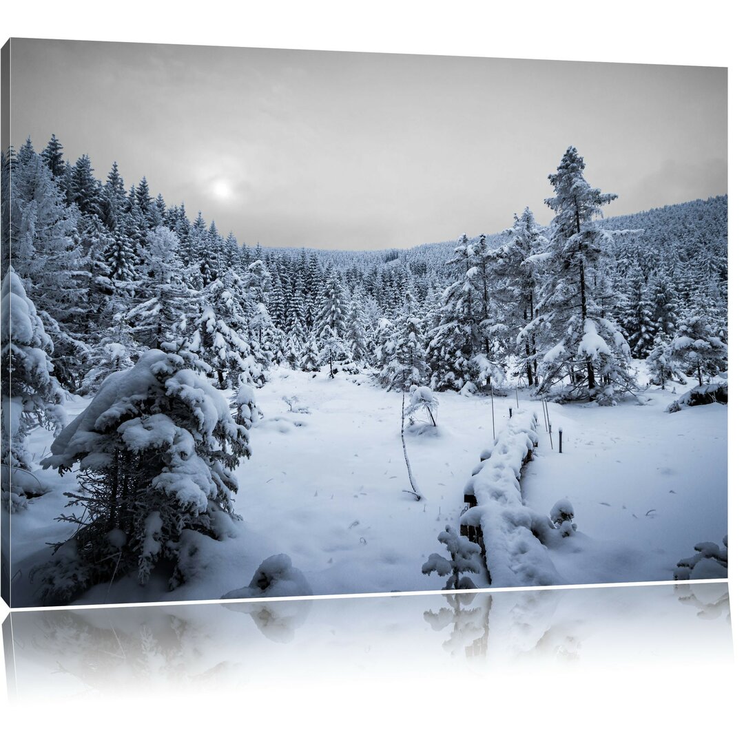 Leinwandbild Wald im verschneiten Winter in Weiß/Grau