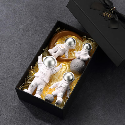 Ensemble de 4 figurines d'astronautes argentées et blanches, décoration sur le thème de l'espace pour étagère, bureau, table, chambre d'enfant, salle de classe, anniversaire, fête prénatale, cadeaux