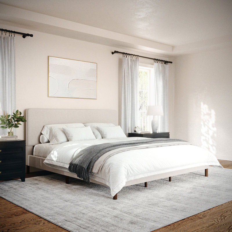 Lit plateforme tapissier avec tête de lit passepoilée Martha Stewart Britta, Très grand, Beige