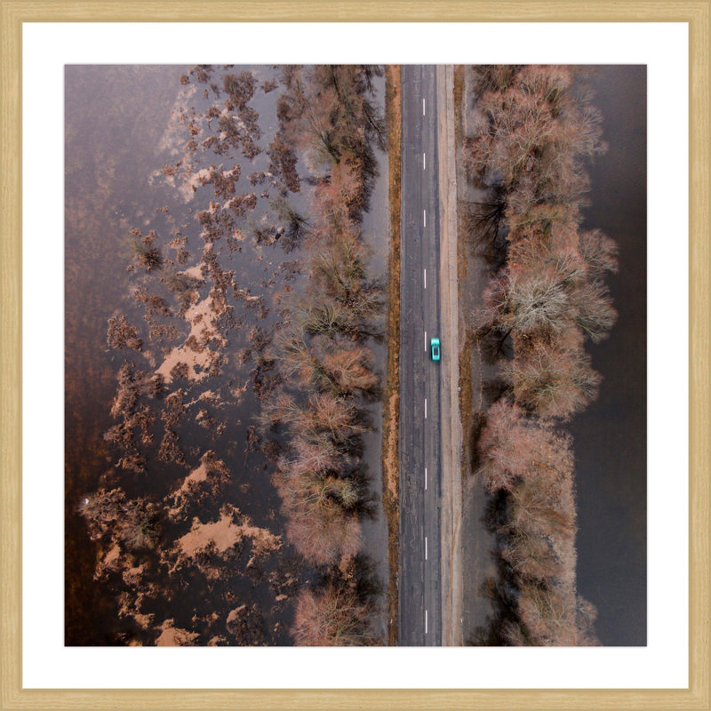 « solitaire voiture » par karolis janulis, reproduction de photo encadrée, H 24 po x l 24 po x P 1,5 po