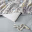 Housse de couette grise en coton king avec accessoires de chambre doux et literie 5 pièces pour le lit. Garniture design.