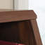 Bibliothèque polyvalente avec tablettes réglables et pied de lit à double usage pour des solutions de rangement flexibles.