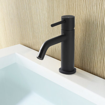 Single-handle Bathroom Faucet with Drain Assembly