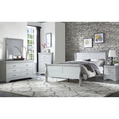 Charmant lit simple en platine - La conception Graceful Curves nécessite un sommier tapissier de 46 lb avec une finition intemporelle et un panneau de particules gris argenté