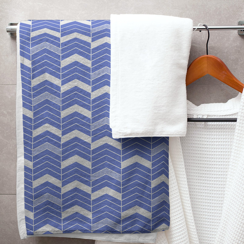 Serviette de bain à chevrons alignés Stephenie, Bleu / Blanc