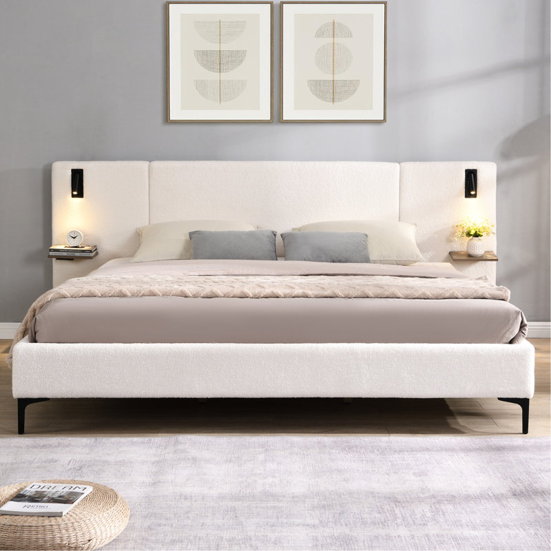 Très grand lit tapissier blanc avec lumières de lecture et tablettes pour la chambre à coucher en tissu d'ameublement blanc