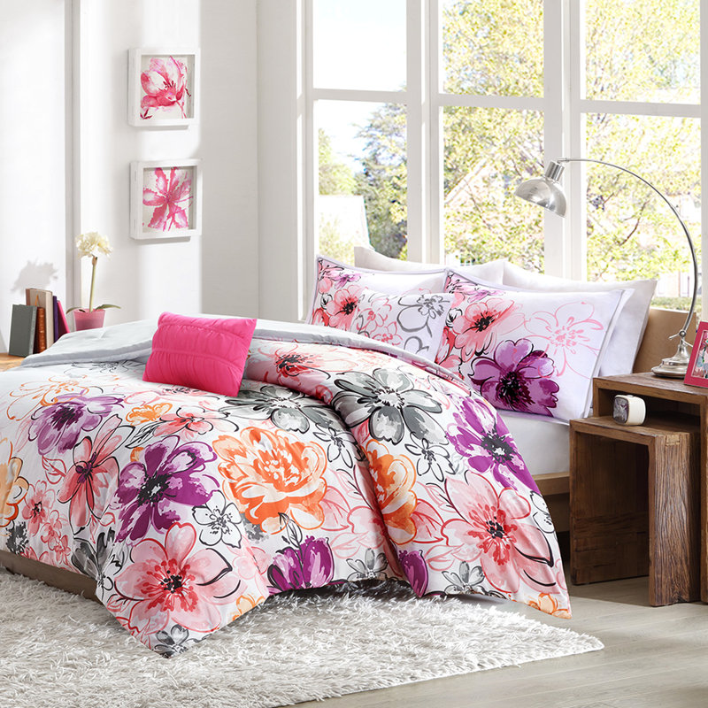 Très grand / très grand lit avec édredon floral rose et avantages pour les coussins décoratifs, Rose