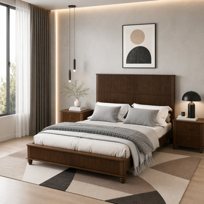 Ensemble de chambre à coucher 3 pièces avec grand lit plateforme et 2 tables de chevet cannelées Kernie