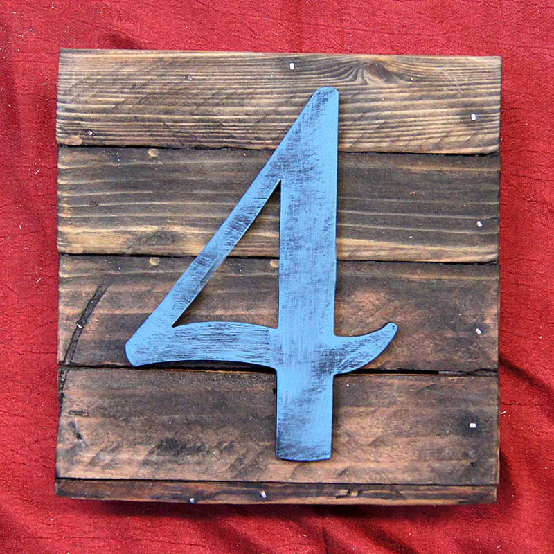 Numéro monté sur une planche murale en bois rustique, H 24 po x l 24 po x P 1,75 po, 4