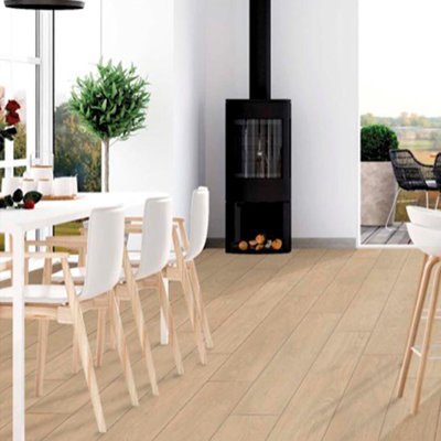 Plancher stratifié 6 po x 51 po x 8 mm
