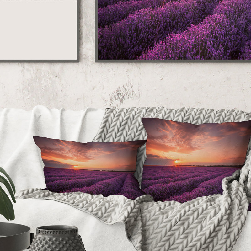 Rectangle, lever de soleil et nuages dramatiques au-dessus du champ de lavande - coussin décoratif imprimé campagne