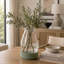 Vase Ahna moderne avec base en céramique nervurée verte, verre transparent 16 pouces