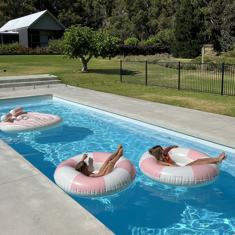 Sunnylife: anneau de piscine à tube de luxe - rayé rose Stole My Heart - chaise longue gonflable, siège central en forme de cœur, siège en filet, jeu d'eau, enfants de 8 ans et plus