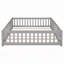 Lit plateforme au sol avec clôture et porte-1231165147