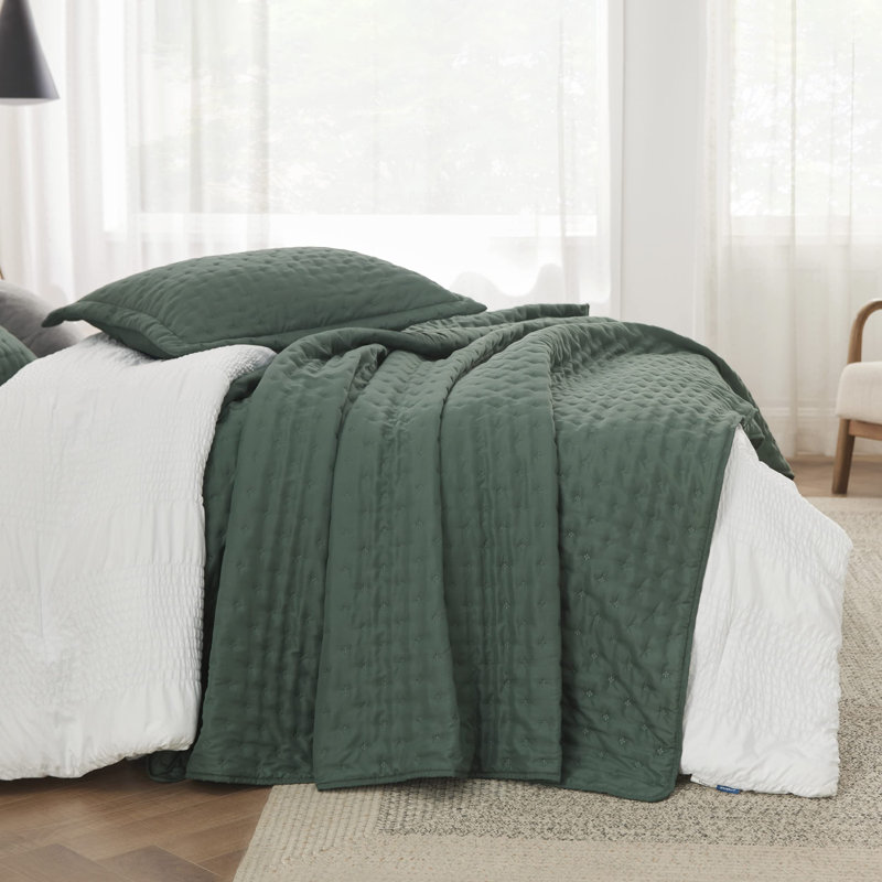 Bedsure Quilt Set for Dorm Decor, Lightweight All-Season Comforter, Bedspread Coverlet with Clover Pattern, Dark Green