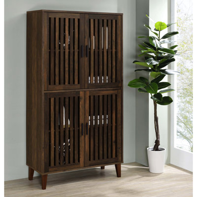Armoire décorative à 4 portes en pin foncé, artisanat traditionnel, tablettes réglables, grand charme rustique autoportant dans des espaces transitionnels, lattes verticales, design fonctionnel pour les maisons modernes