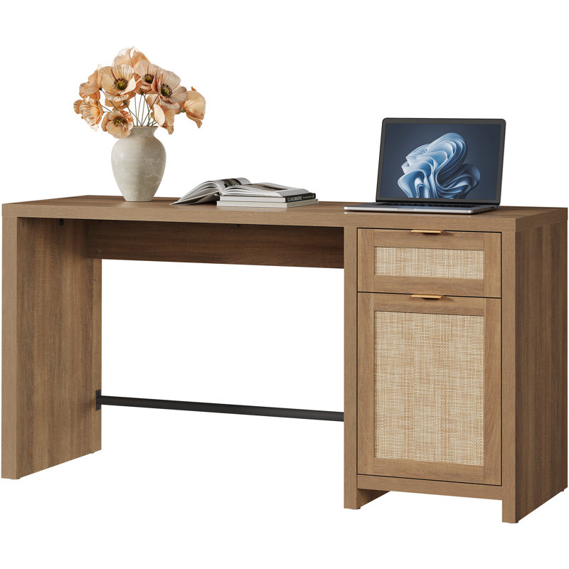 Bureau 59,5 po en rotin Boho avec espace de travail spacieux et rangement caché, Chêne caramel