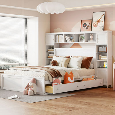 Grand lit en bois avec armoire intégrée, tablette et prises de courant pour une commodité et un rangement modernes