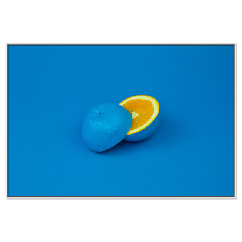 Pop orange en bleu par Davisuko, Pas de tapis, Toile avec cadre flottant blanc, H 41,5 po x l 61,5 po x P 2 po