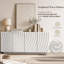 Buffet de rangement moderne blanc avec motif artistique 3D Wave - Pièce décorative polyvalente pour le salon ou la cuisine avec quatre portes et dispositif de sécurité anti-basculement autoportant