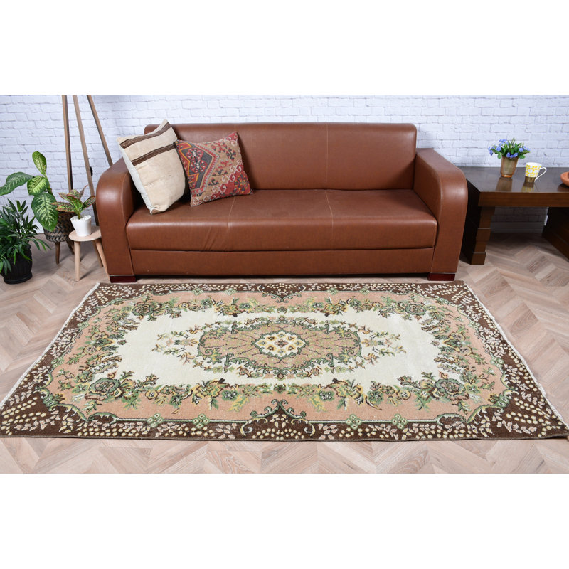 Tapis turc authentique tissé à motif floral traditionnel dans des tons de terre pour une décoration intérieure élégante