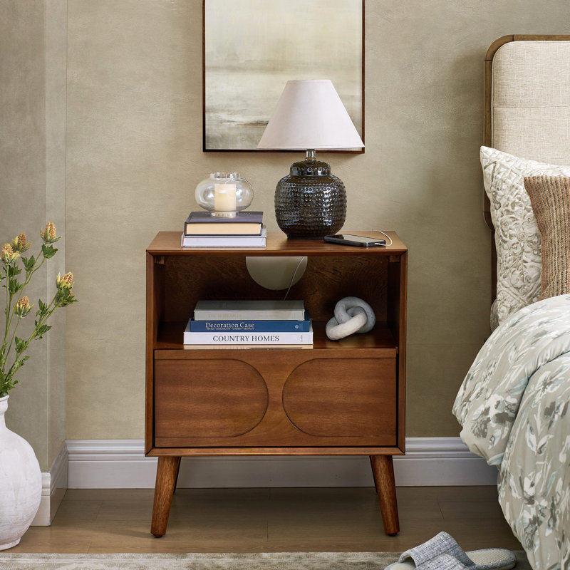 Table de chevet cannelée de style Mid-Century avec station de charge, ports USB et trou de prise