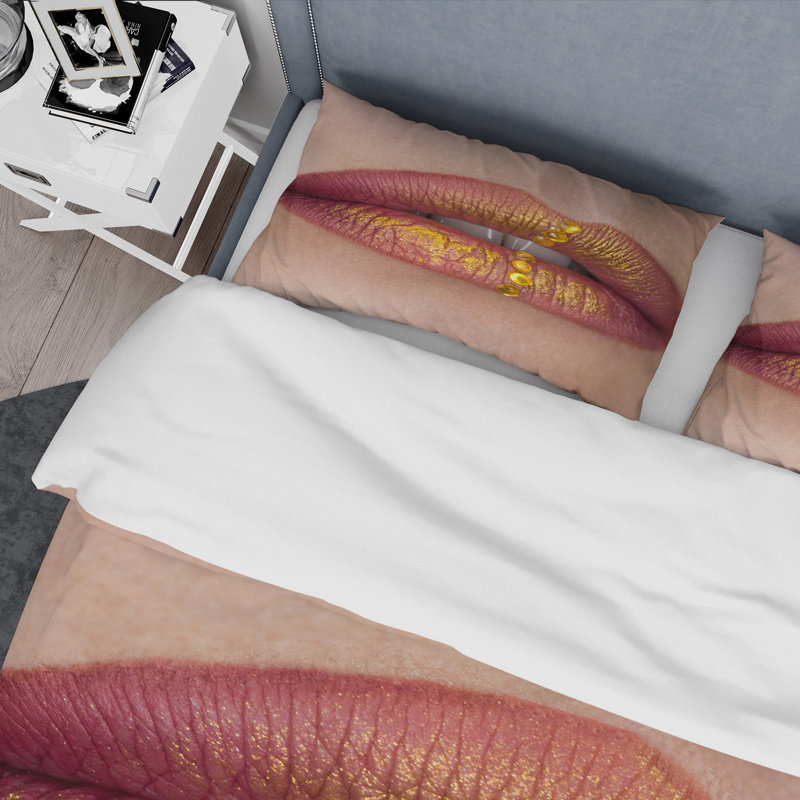 Gros plan sur les lèvres féminines avec rouge à lèvres, peinture dorée - ensemble de housse de couette moderne - microfibre de polyester