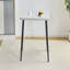 Table de salle à manger rectangulaire moderne et minimaliste, pouvant accueillir de 4 à 6 personnes. Comptoir en verre trempé + panneau de fibres à densité moyenne inférieur, texture imitation marbre, pieds fuselés en métal noir. Convient aux restaurants minimalistes.-1437520070