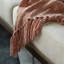 Jeté décoratif en chenille avec frange, rose foncé