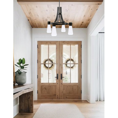 Lustre à 4 lumières Everleigh illustré en fini noir mat avec verre opale blanc nervuré de 4 po