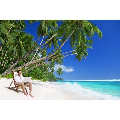 Mer bleue, sable blanc et palmiers tropicaux par Rawpixel