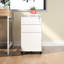 Classeur mobile blanc à 3 tiroirs avec serrure, rangement tout en métal sur roulettes, aide de bureau, deux tiroirs peu profonds et un tiroir profond, entièrement assemblé, 110 lb / tiroir, installation rapide pour l'organisation en blanc, en métal, sur roulettes