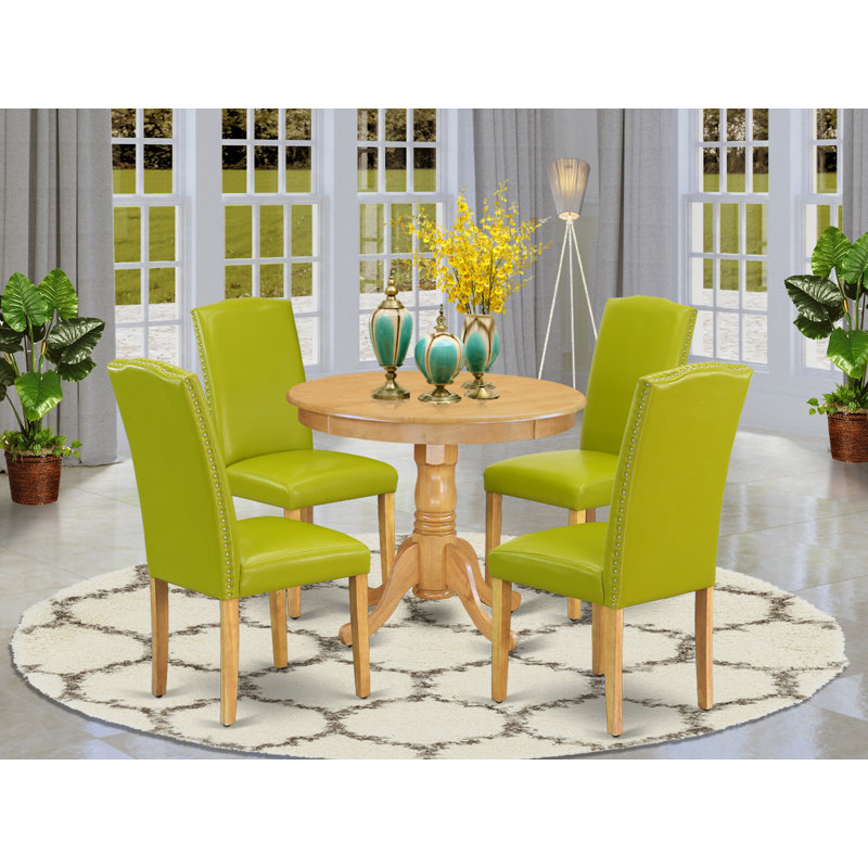 Cet ensemble de salle à manger 5 pièces comprend une table de salle à manger ronde avec piédestal et 4 chaises Parson revêtues de similicuir vert automne