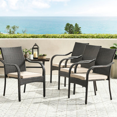 4 chaises d'extérieur empilables avec coussins d'eau confortables, résine brune, structure en fer, accoudoirs courbés, 23,98 po de profondeur, 28,52 de largeur, 34,06 de hauteur de chaises empilables, pouces de profondeur, largeur, hauteur