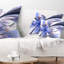 Motif de fleurs bleues fractales en blanc - coussin à imprimé floral