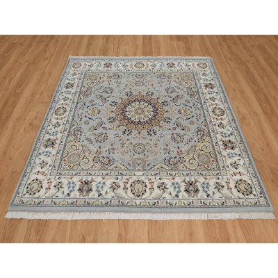 Tapis oriental carré, noué à la main 6 pi 3 po x 6 pi 3 po bleu clair, en laine et soie, avec motif de médaillon Nain, 250 KPSI