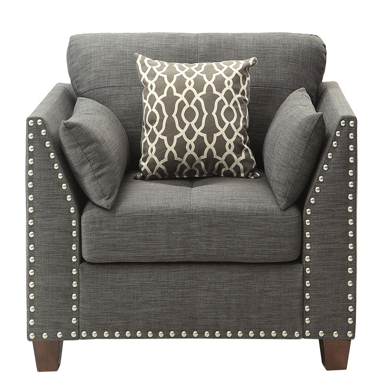 Chaise avec accoudoirs évasés gris clair et coussins décoratifs