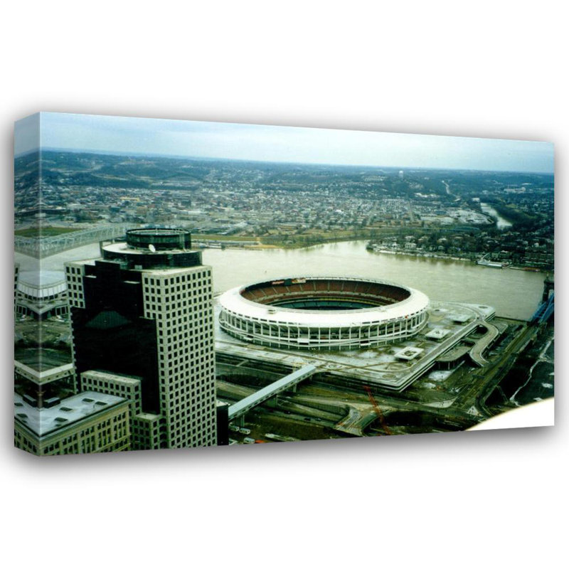 Riverfront Stadium, H 16 po x l 24 po