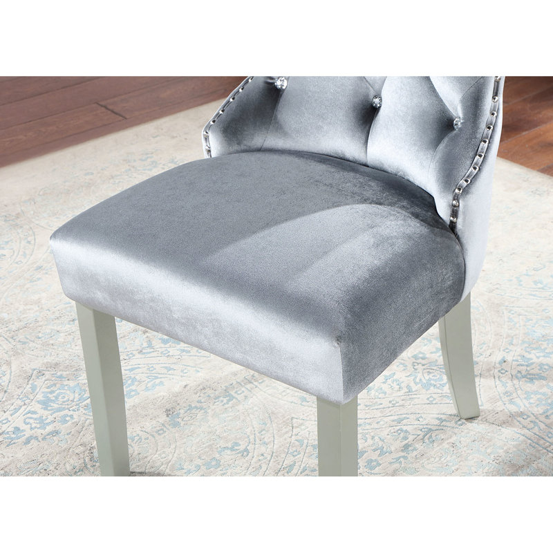 Ensemble de 2 chaises d'appoint à oreilles en flanelle gris foncé, bois massif, revêtement acrylique, garniture cloutée et miroir. Conception de salle à manger 2 pièces, boutons effet cristal, miroir, bois.