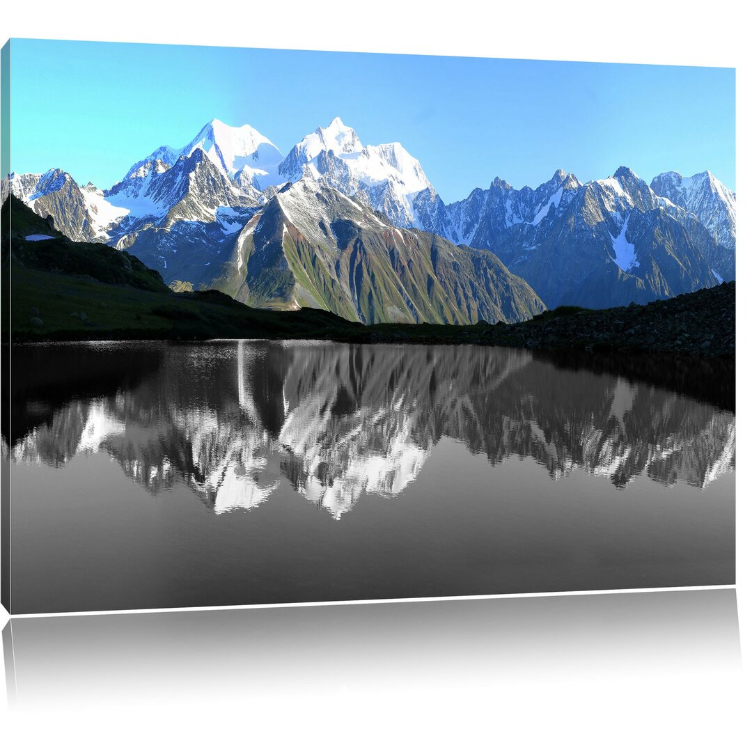 Leinwandbild Gewaltige Berge vor Spiegelsee in Grau/Blau